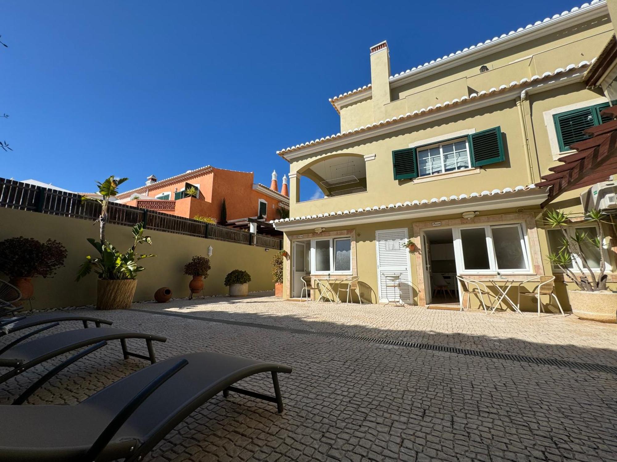 Happy Silva Guesthouse Lagos Bagian luar foto