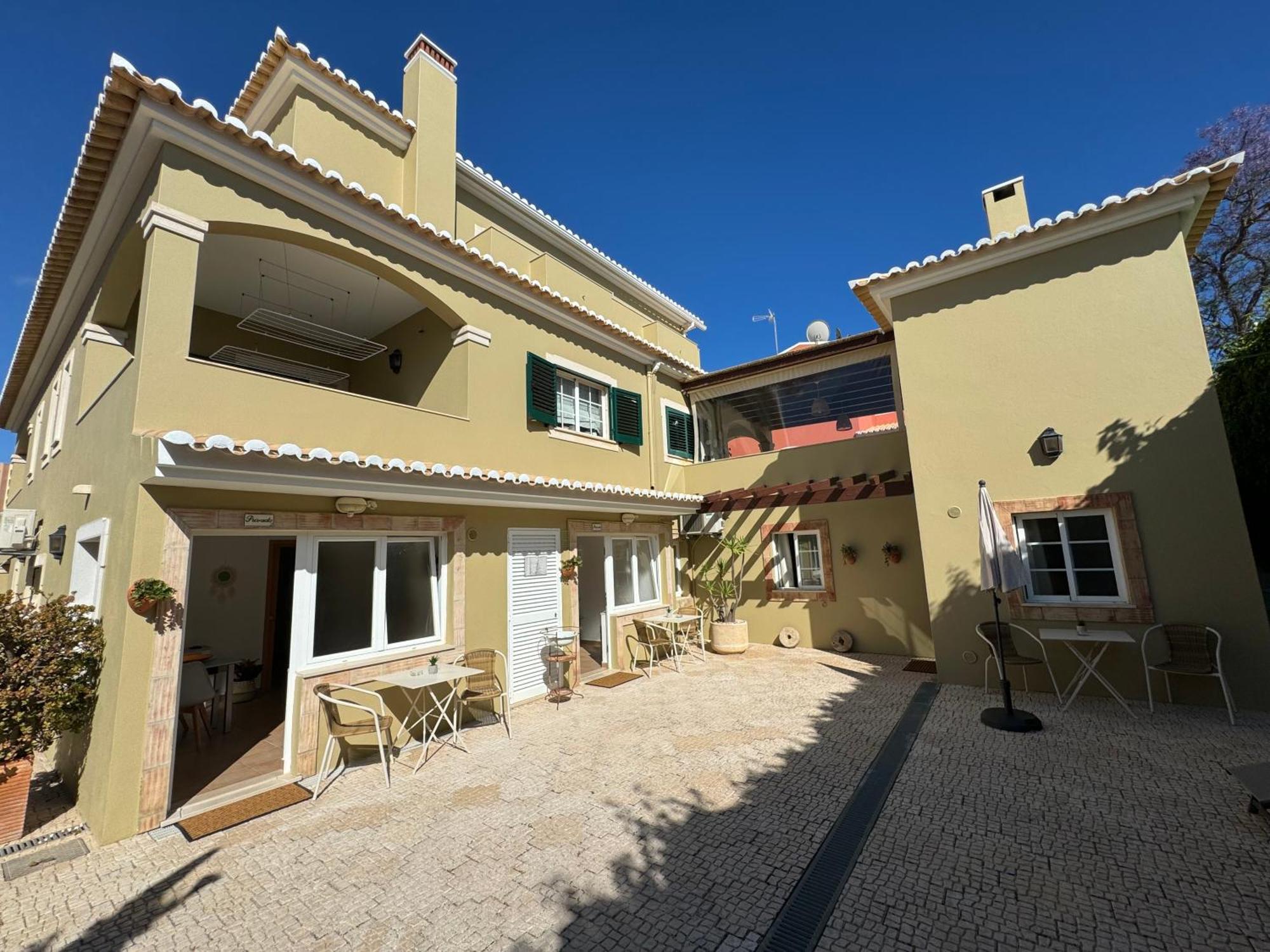 Happy Silva Guesthouse Lagos Bagian luar foto
