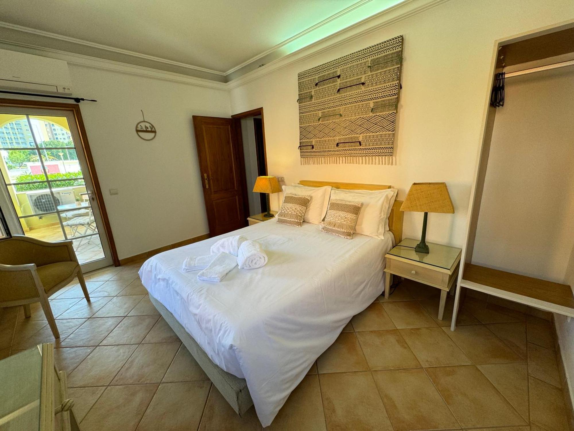 Happy Silva Guesthouse Lagos Bagian luar foto